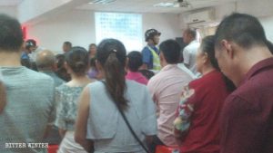 La polizia ha fatto irruzione nella sala degli incontri della House of David Church
