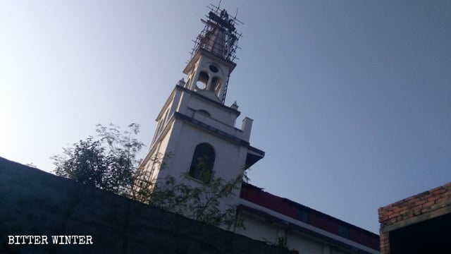 Demolizione della croce della chiesa