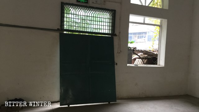 La porta e le finestre della chiesa, danneggiate o rimosse