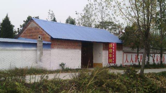 Chiesa trasformata in laboratorio di assistenza alla povertà