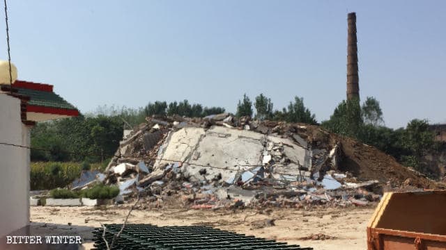 Le autorità hanno ridotto la chiesa di Dongcun a un cumulo di macerie