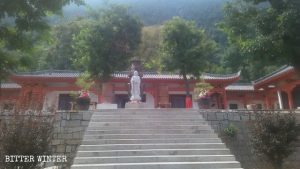 La sala principale del tempio Fangshan prima della demolizione
