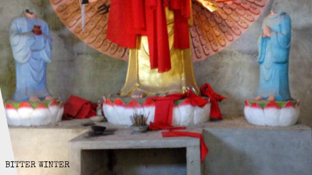 Statue distrutte al tempio Bajiao, nel villaggio di Shuangmen