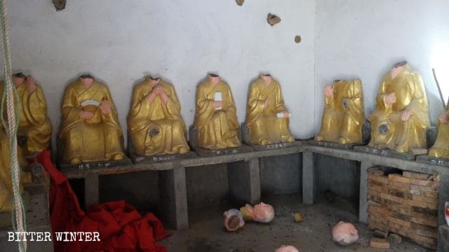 Statue distrutte al tempio Bajiao, nel villaggio di Shuangmen