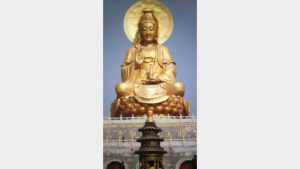 La statua di Guanyin prima della demolizione