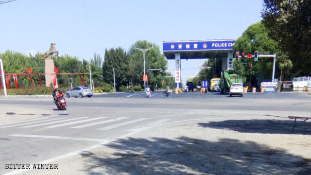 Accanto al campo si trova il Controllo per la sicurezza pubblica del deposito di petrolio e tutti i veicoli devono essere ispezionati prima di procedere oltre