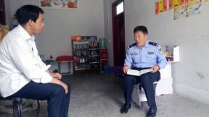 Un membro della famiglia interrogato dalla polizia