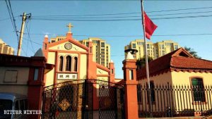 Bandiera nazionale sulla chiesa di Badao, nella città di Dandong (fine settembre).