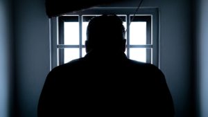 L'uomo è seduto vicino alla finestra