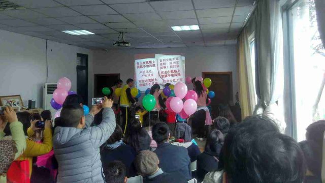Una festa per i bambini dell’orfanotrofio