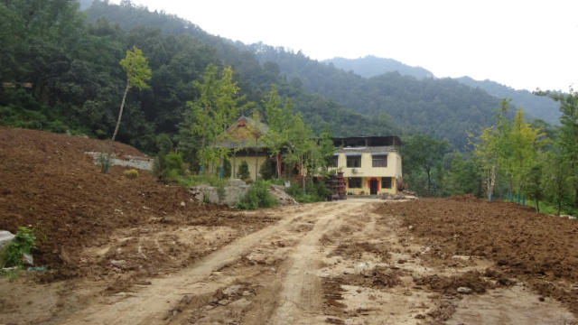 Così appare la zona dopo che gli escavatori hanno seppellito le macerie del tempio