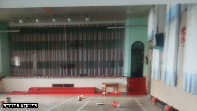 La chiesa del villaggio di Jiabu prima di essere “ripulita”