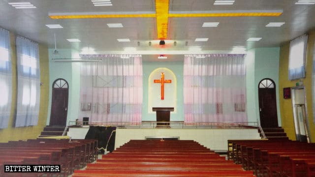 L'interno della chiesa dopo che le autorità hanno rimosso mobili e oggetti di valore