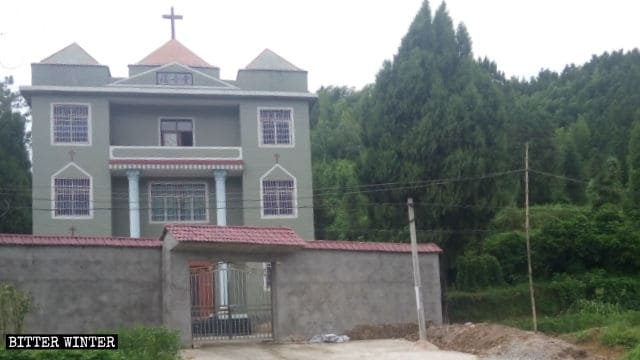 La chiesa delle Tre Autonomie prima della rimozione della croce