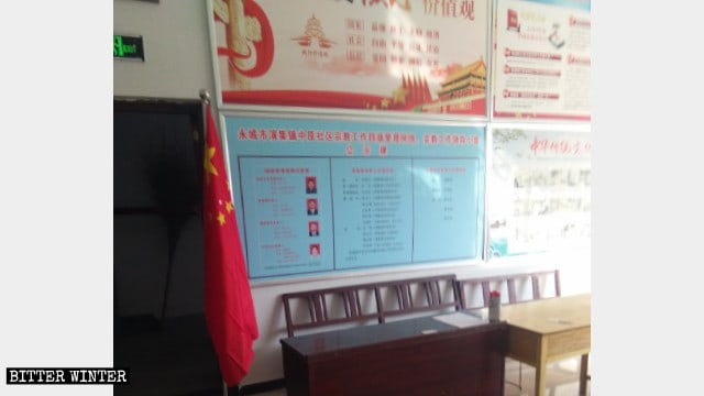 Nella chiesa di Oubeisha sono affissi manifesti che illustrano i «valori centrali del socialismo»