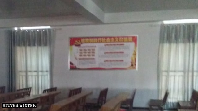 Slogan propagandistico esposto nella chiesa