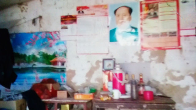 Ritratto di Mao Zedong appeso al posto dell'immagine della croce nella casa di un cristiano nella città di Shangqiu