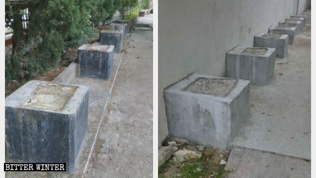 I piedistalli su cui si ergevano le statue degli Arhat prima della rimozione