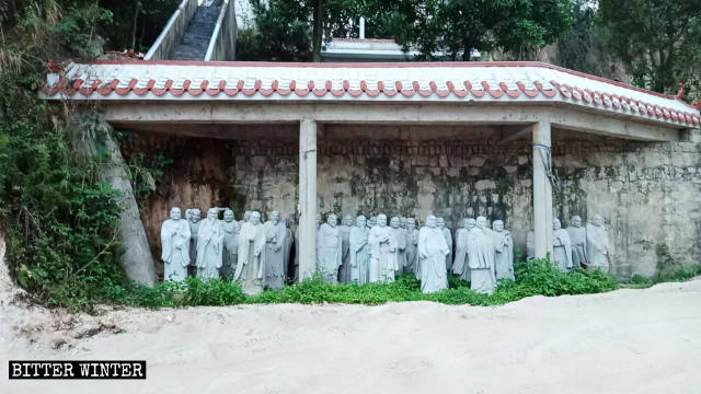 Le statue degli Arhat al tempio di Nanshan collocate sotto i cornicioni