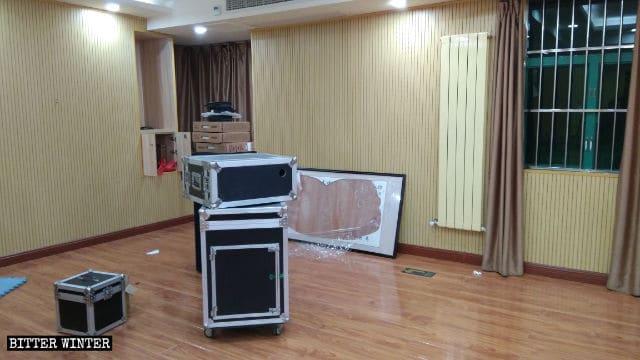 Gli agenti fanno a pezzi la sala e la chiudono
