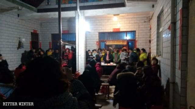 alcuni fedeli della comunità sono stati costretti a restare nel cortile a tremare per il freddo