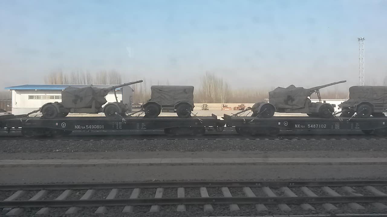 A novembre del 2017 cannoni e camion carichi di munizioni sono stati spostati su rotaia a Hotan, nel sud dello Xinjiang, per costruire la "sicurezza interna"