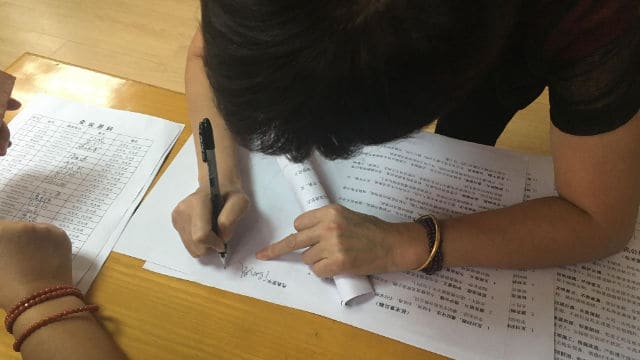 firmando una dichiarazione
