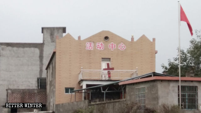 Una chiesa delle Tre Autonomie nella città di Shangrao è stata trasformata in un centro ricreativo. La croce è stata tirata giù e collocata sul balcone
