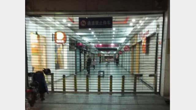 Il cancello all'ingresso della Chiesa cattolica in Zhongting Street è stato chiuso
