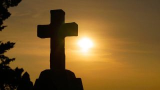 croce immortale al tramonto