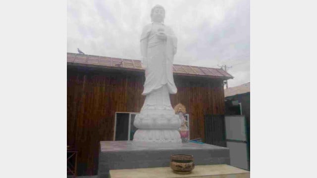 Una tatua buddista in marmo bianco in un tempio nella città di Shenyang prima della rimozione