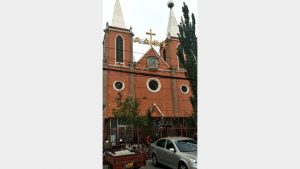 L’esterno della chiesa di Machi