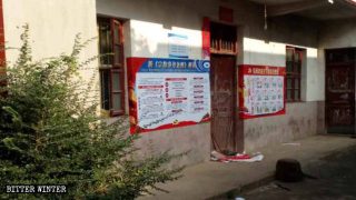 Cartelloni di propaganda con la nuova Normativa per gli affari religiosi e i «Valori fondamentali del socialismo» affissi nella sala per le assemblee