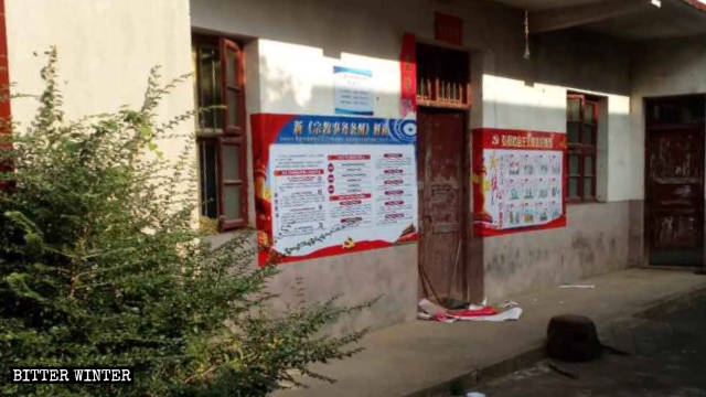 Cartelloni di propaganda con la nuova Normativa per gli affari religiosi e i «Valori fondamentali del socialismo» affissi nella sala per le assemblee
