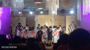 I cristiani assistono allo spettacolo nell’hotel