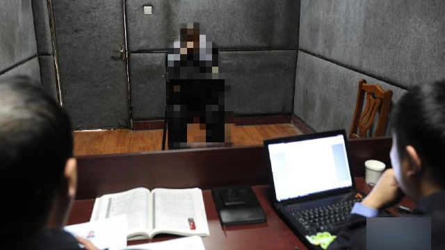 La polizia sta interrogando