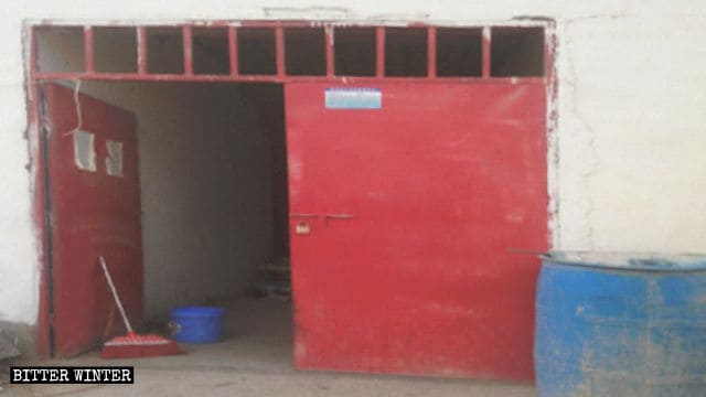 La scheda di servizio esposta all'ingresso di una casa messa in affitto