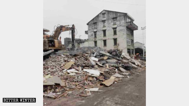 Le case degli abitanti del villaggio ridotte a un cumulo di rovine