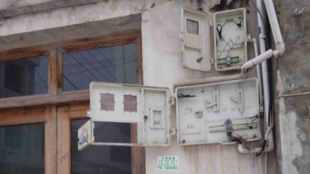 Il contatore elettrico rimosso da un fabbricato residenziale