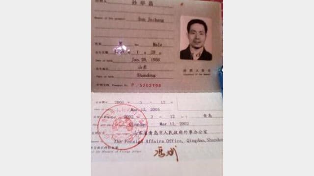 Il passaporto ottenuto nel 2002 per il lavoro in Algeria