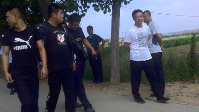 La mattina del 18 luglio 2018, agenti di polizia in borghese e impiegati governativi stazionavano davanti a casa di Sun Juchang