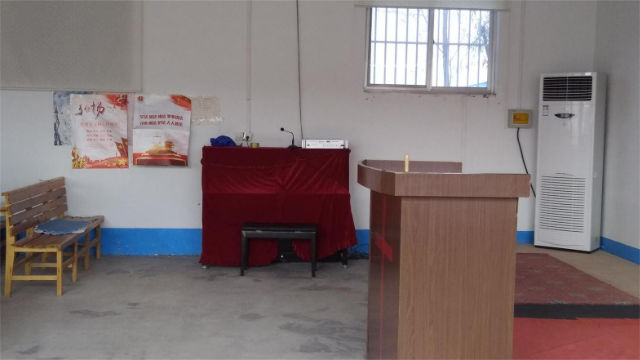 Un manifesto di propaganda dei basilari valori socialisti esposto in una chiesa