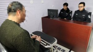 La polizia sta conducendo un interrogatorio