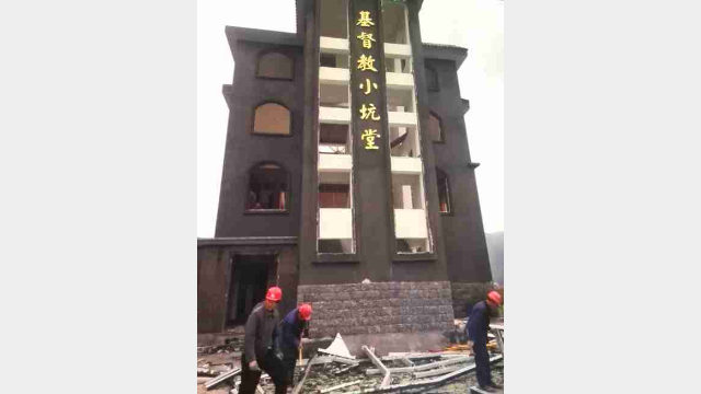 Operai al lavoro per la demolizione della chiesa Xiaokeng