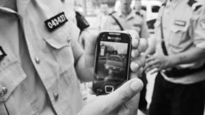La polizia ferma le persone