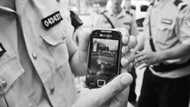 La polizia ferma le persone