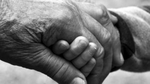 Una vecchia e un bambino