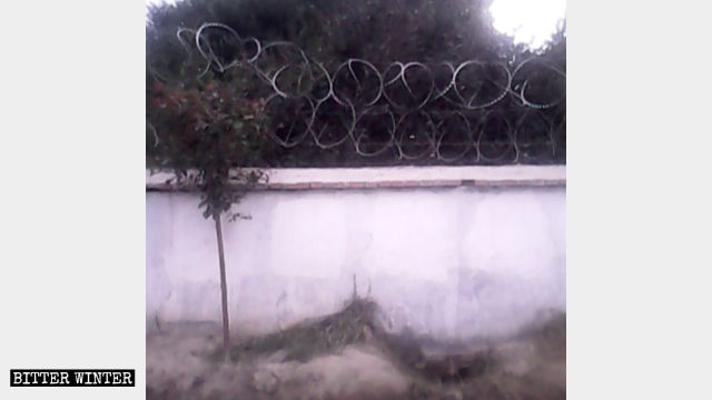 Filo spinato sul muro perimetrale che circonda una moschea nel villaggio di Anjihai