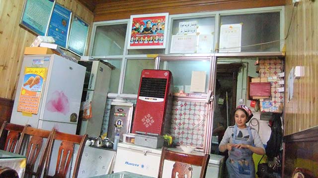 Un poster che raffigura i presidenti cinesi del passato e quello presente e che è diventato un arredo obbligatorio per le pareti dei ristoranti e dei caffè nello Xinjiang meridionale, fa bella mostra di sé in uno snack bar uiguro