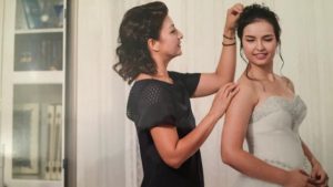 Gulbahar Haitiwaji aiuta sua figlia Gulhumar a prepararsi per il matrimonio a Parigi nell'agosto 2016